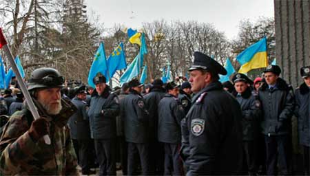 Крымские татары создадут отряды самообороны. Москва продолжает переброску войск